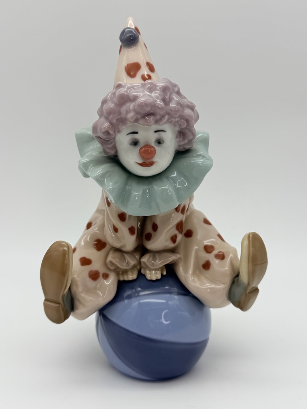 Lladro Vintage Clown Figurine: “Having A Ball” #5813
